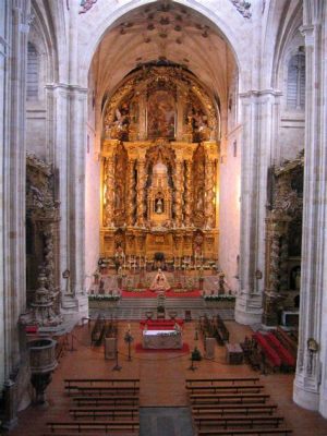 El Retablo de San Esteban: Una Sinfonía en Madera y Oro del Siglo XI!