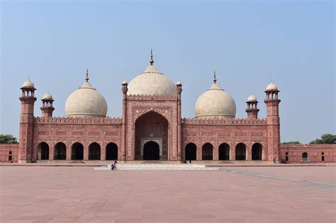 “La Mezquita de Lahore” Un Mosaico de Fe y Realidad Arquitectónica!