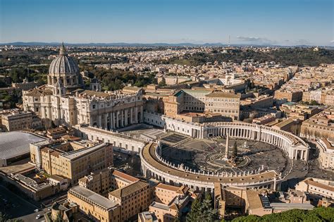 “Porta Palatina” de la Basílica de San Pedro en Roma: Un Tesoro Románico en el Corazón del Cristianismo!